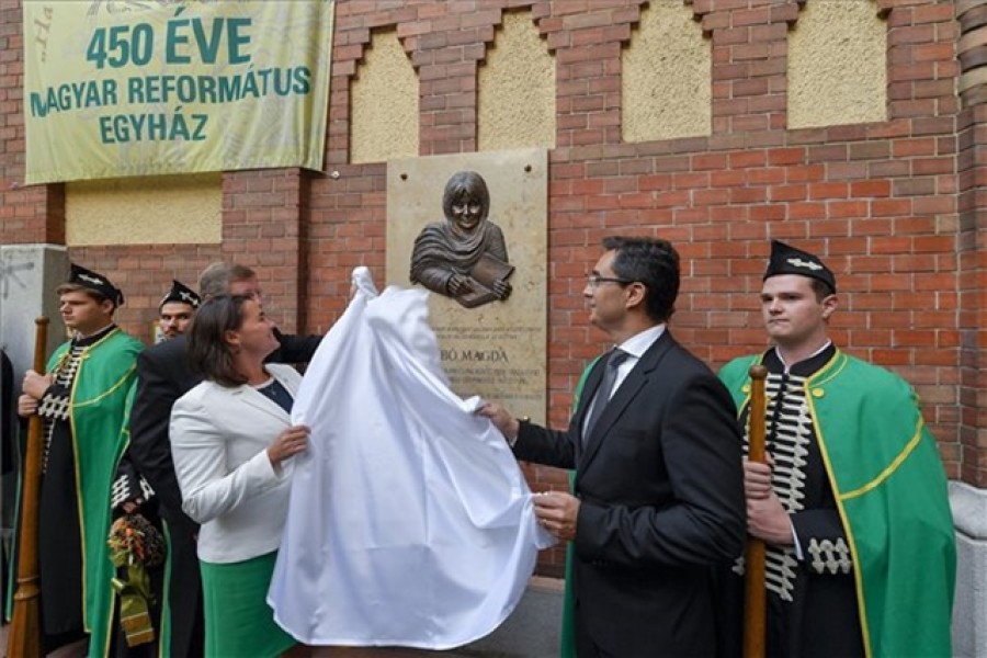 „Beszélő” szobrot kapott Debrecenben Szabó Magda